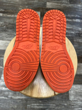 Load image into Gallery viewer, Jordan 1 Low Starfish (9.5)

