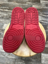 Load image into Gallery viewer, Jordan 1 Low Chicago (9.5)
