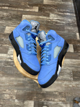 Load image into Gallery viewer, Jordan 5 UNC (9.5)
