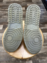 Load image into Gallery viewer, Jordan 1 HyperRoyal (9.5)
