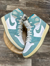 Load image into Gallery viewer, Jordan 1 HyperRoyal (9.5)
