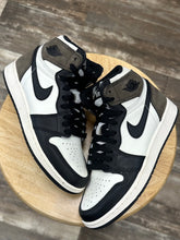 Load image into Gallery viewer, Jordan 1 Mocha (4Y/5.5W)
