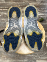 Load image into Gallery viewer, Jordan 11 Low Snakeskin (9.5)
