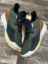 Load image into Gallery viewer, Jordan 33 Cactus Jack (10.5)
