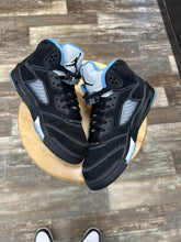 Load image into Gallery viewer, Jordan 5 University Blue (7Y/8.5)

