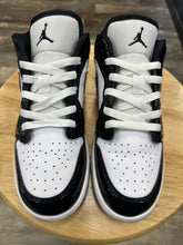 Load image into Gallery viewer, Jordan 1 Low Concord (5.5Y/7W)
