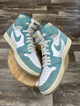 Load image into Gallery viewer, Jordan 1 HyperRoyal (9.5)
