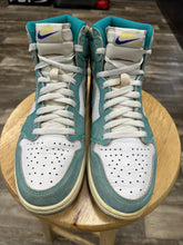 Load image into Gallery viewer, Jordan 1 HyperRoyal (9.5)
