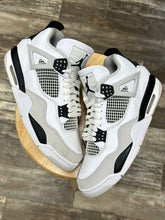 Load image into Gallery viewer, Jordan 4 Military Black (10.5)
