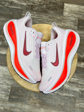 Load image into Gallery viewer, Nike Zoom Vomero Plus (7Y/8.5W)
