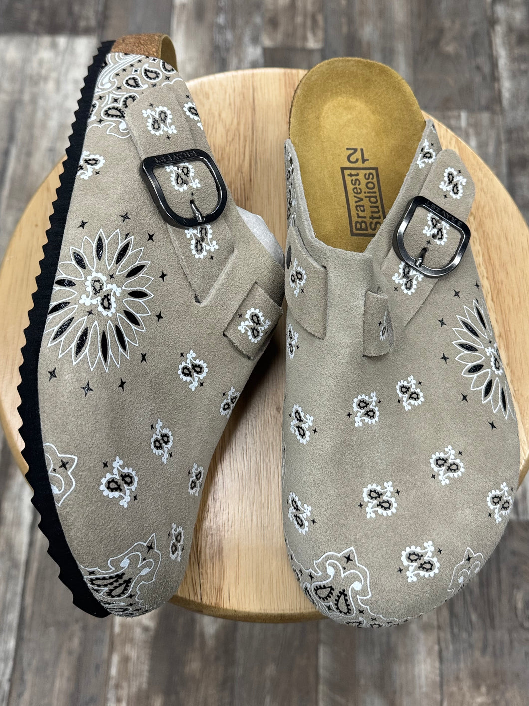 (DS) Bravest Studios Camel Paisley Clogs(12)