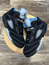 Load image into Gallery viewer, Jordan 5 University Blue (7Y/8.5)
