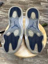 Load image into Gallery viewer, Jordan 11 Low Georgetown (9)
