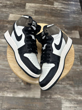 Load image into Gallery viewer, Jordan 1 Mocha (4Y/5.5W)
