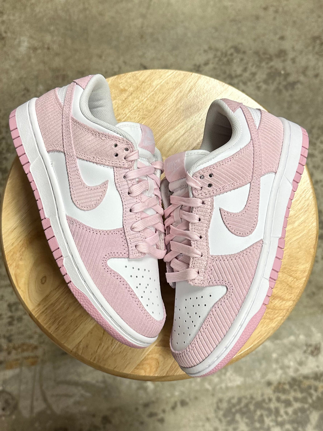 (DS) Nike Dunk Low Pink Corduroy (5Y / 6.5W)